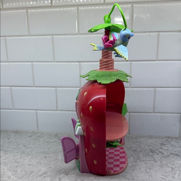 Vintage Strawberry Shortcake 2008 Playhouse with Parrot. Pre-loved. - Picture 3 of 7